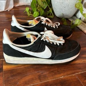 Black and white Nike waffle trainers men’s 10